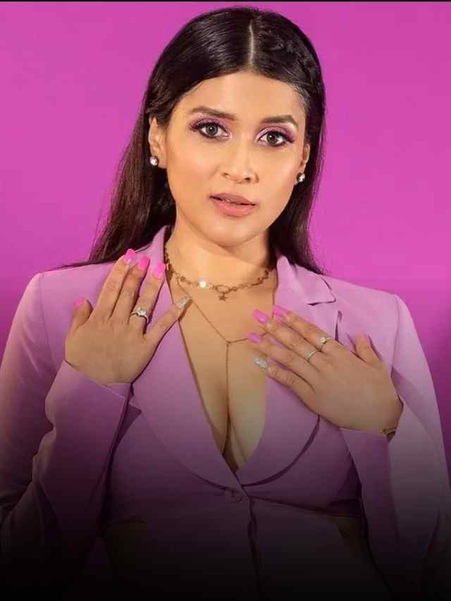 Mannara Chopra Age